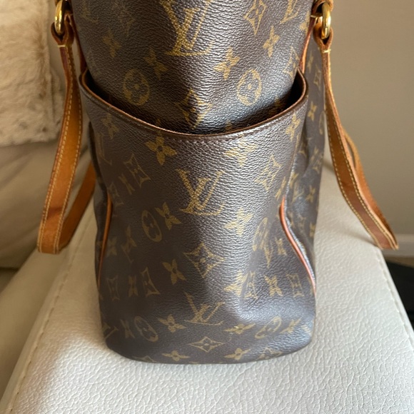 Louis Vuitton shoulder bag. - Picture 3 of 17